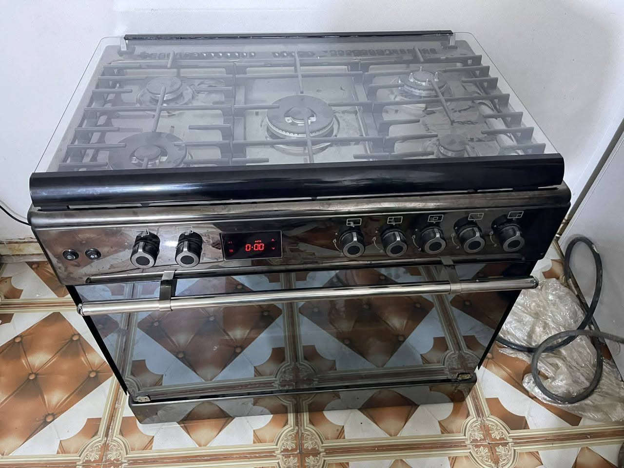للبيع طباخ بيسون (Bison) موديل LU-FULL90 SMK – جديد
مقاس 90×60 سم.
5 عيون غاز، منها شعلة وسطية كبيرة.
فرن غاز واسع.
شواية كهربائية.
مروحة توزيع حرارة داخل الفرن.
مروحة تبريد.
إضاءة داخلية للفرن.
شاشة رقمية مع مؤقت وساعة.
إشعال ذاتي.
غطاء علوي زجاجي.
موديل 2023.
ملاحظة مهمة: الطباخ جديد ولم يُستخدم، لكن أثناء النقل تعرضت الزجاجة الحرارية الداخلية للفرن للكسر من قبل العمال، وباقي أجزاء الطباخ سليمة.بغداد الدورة


**إذا كنت صاحب هذا الإعلان وتريد حذفه لأي سبب، رجاءا أرسل رسالة إلى الدعم الفني**