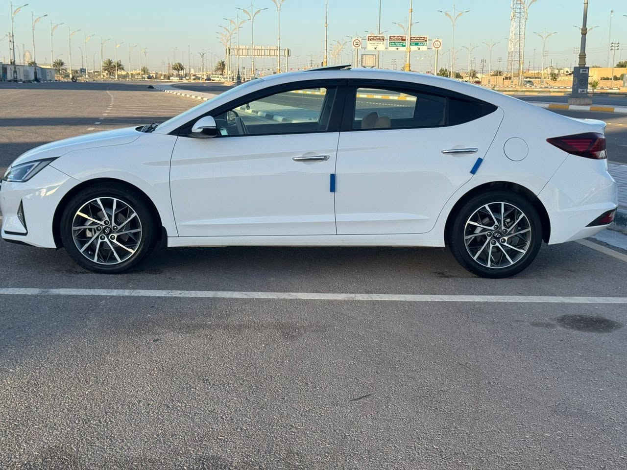 السلام عليكم للبيع هونداي النتر مديل 2020 وارد خليجي بيه جاملغ خلفي جهت اليسره فقط السياره فول مواصفات وحد عله واحد الموصفات فتحه صقف تحكم استيرن اشاير مري شاشه كبيره كمره دواره حساسات خلفيه بيه هواي مواصفات مكينه كير حداديه تخم تاير تبريد ثلج السعر 138 مكان السياره كربلاء الستفسار اكثر عل رقم ***********
