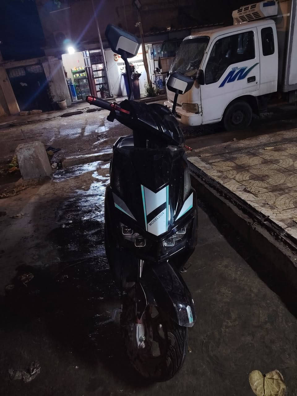 السلام عليكم سكنس شحن للبيع
الدراجه حلوه ومافديوم موكفتني مبدل بيها بطاريات ثنين والماشه معووجه ولكفرات كم واحد مشخط مثل ما موضح بلصوره ولستاند الخلفي مكسور مال توديك واجيبك دراجه حلوه سعر 350وبيها مجال حك الجيه مكاني الكراده داخل  ***********متواجد واتساب
