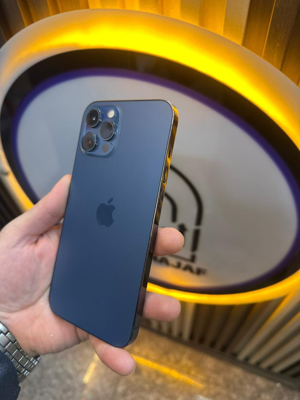 12 برو ماكس
شرق اوسط AAA
ذاكره 256 
بطارية 100
ب350 وبي مجال 
كله شغال الجهاز مكاني نجف حي السلام 
***********
