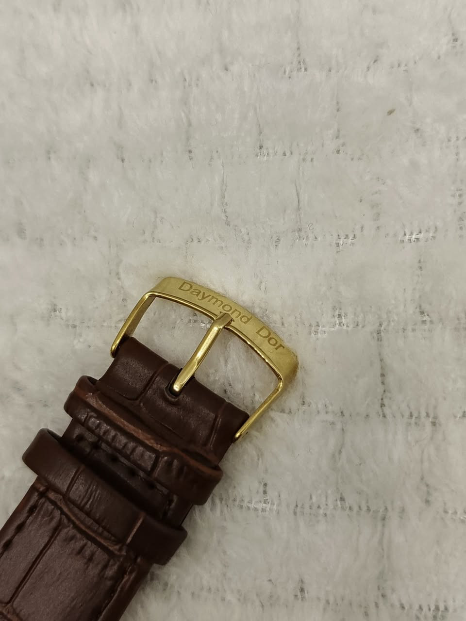 دايموند دور .. Diamond Dor
الانتاج : ياباني اصلي 
الحركه : كوارتز ( بطاريه ) 
المواصفات : 
ساعة جديد مخزن موديل 2010 سير 
……… مستبدل والبوك اصلي تلبيس
             ذهب مع البوك .. قشطه تقريبا  
القطر : العرض 29 الطول 39 m 
السعر : 80 $ فقط … توصيل مجاني
التواصل : 
خاص ( ماسنجر ) 
او …. واتساب ***********

#الفيحاء
#للساعات
#اختيارك
#الامثل
