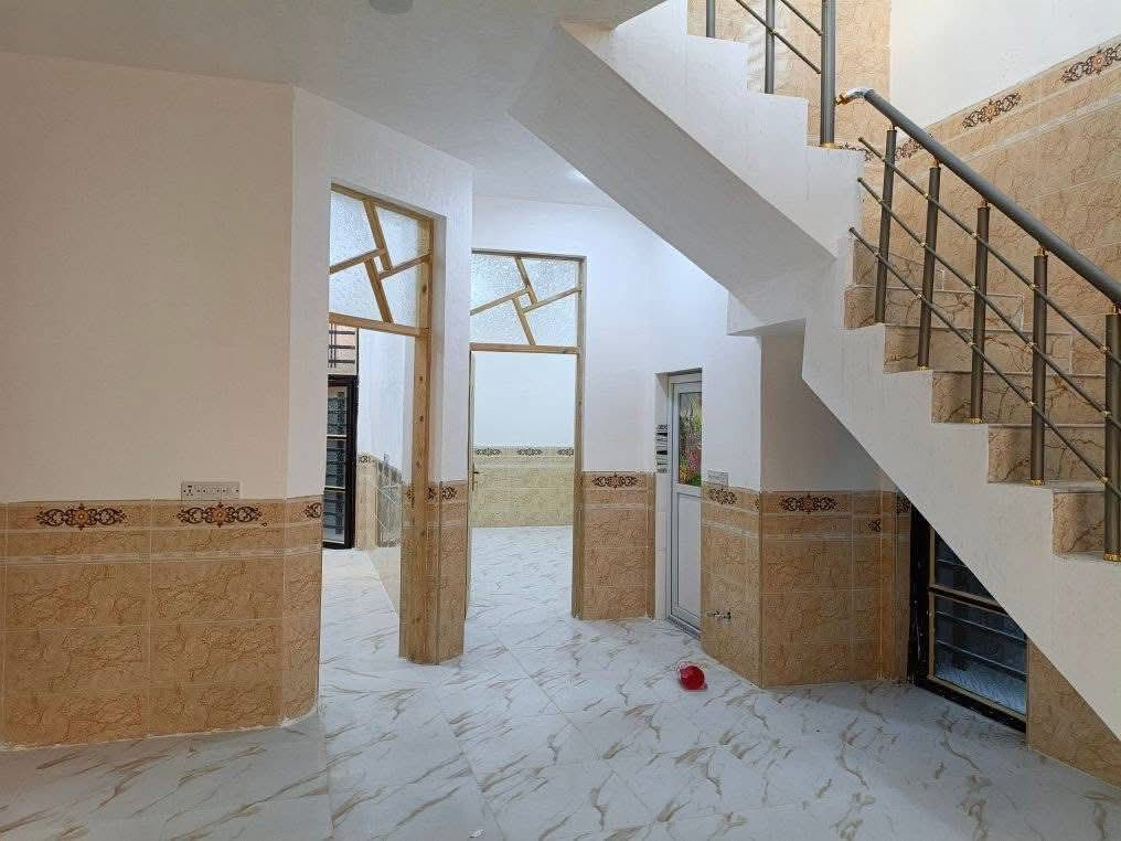 دار سكن ملك صرف مساحه 150 متر بناء حديث سنه 2025طابوگ صب كونكريت طابق واحد غرفتين نوم 
هول مطبخ اسقبال مجمعات صحيه 
ارضيه بورسلين جدران سيراميك 
شغل درجه أولى الدار فارغ تستلم مفتاح 
خدمات كامله 
يباع نقد ويباع مبادره بشرط توفر الاستثناء عند المشتري 
ابو غرق حي الجواد 
الأستفسار الأتصال 
***********
#الدار_المعموره_للعقار 
من لديه عقار ويرغب بالبيع فقط الاتصال 
ولدينا عروض تناسب الجميع
