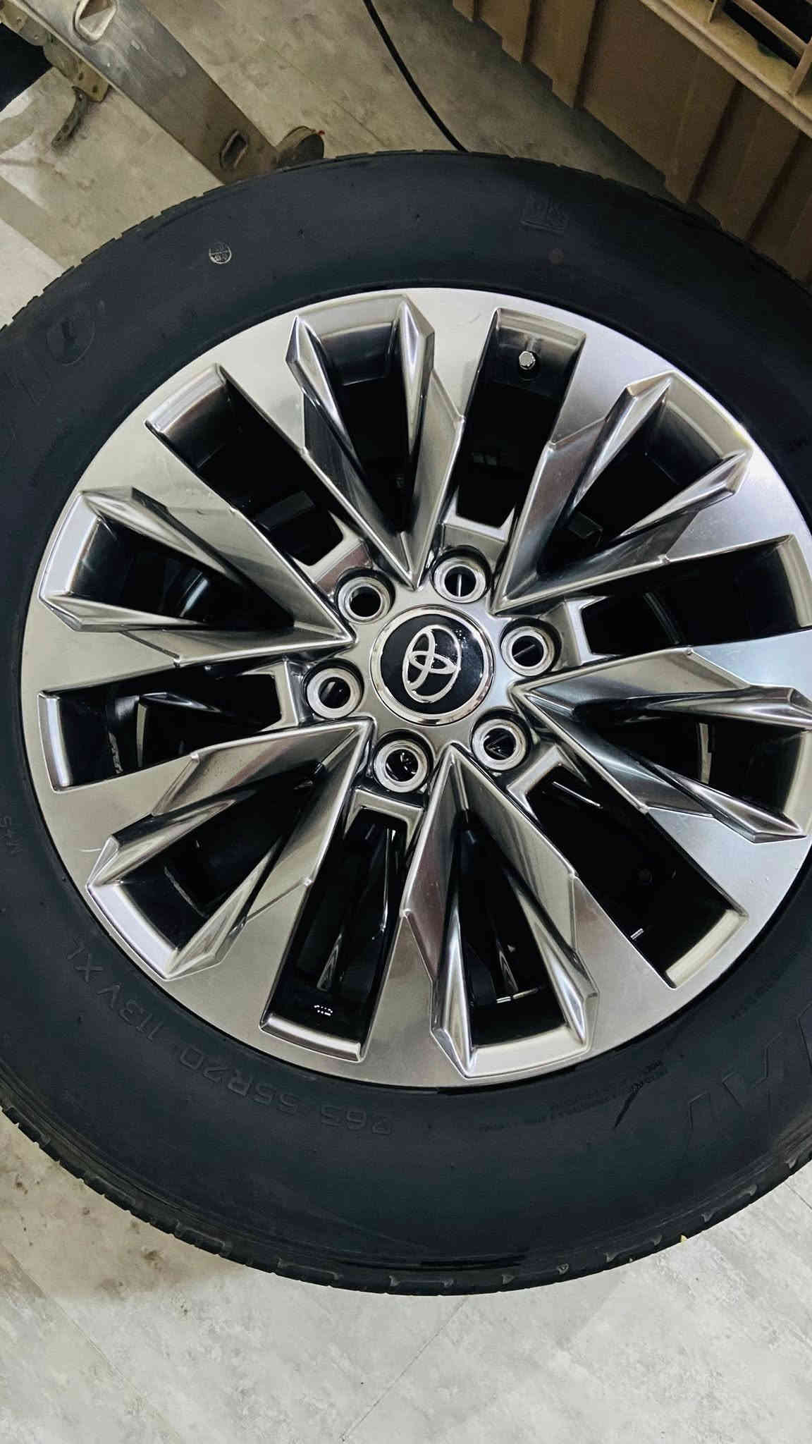 السلام عليكم اخواني عندي ويل لاندكروز اصلي مو تجاري ياباني اصلي جديد كلش  هو ويا تخم تاير (التاير صيني) بس خوش نوعيه 
السعر 16 ورقة وبي مجال بسيط للاستفسار  

 ***********
