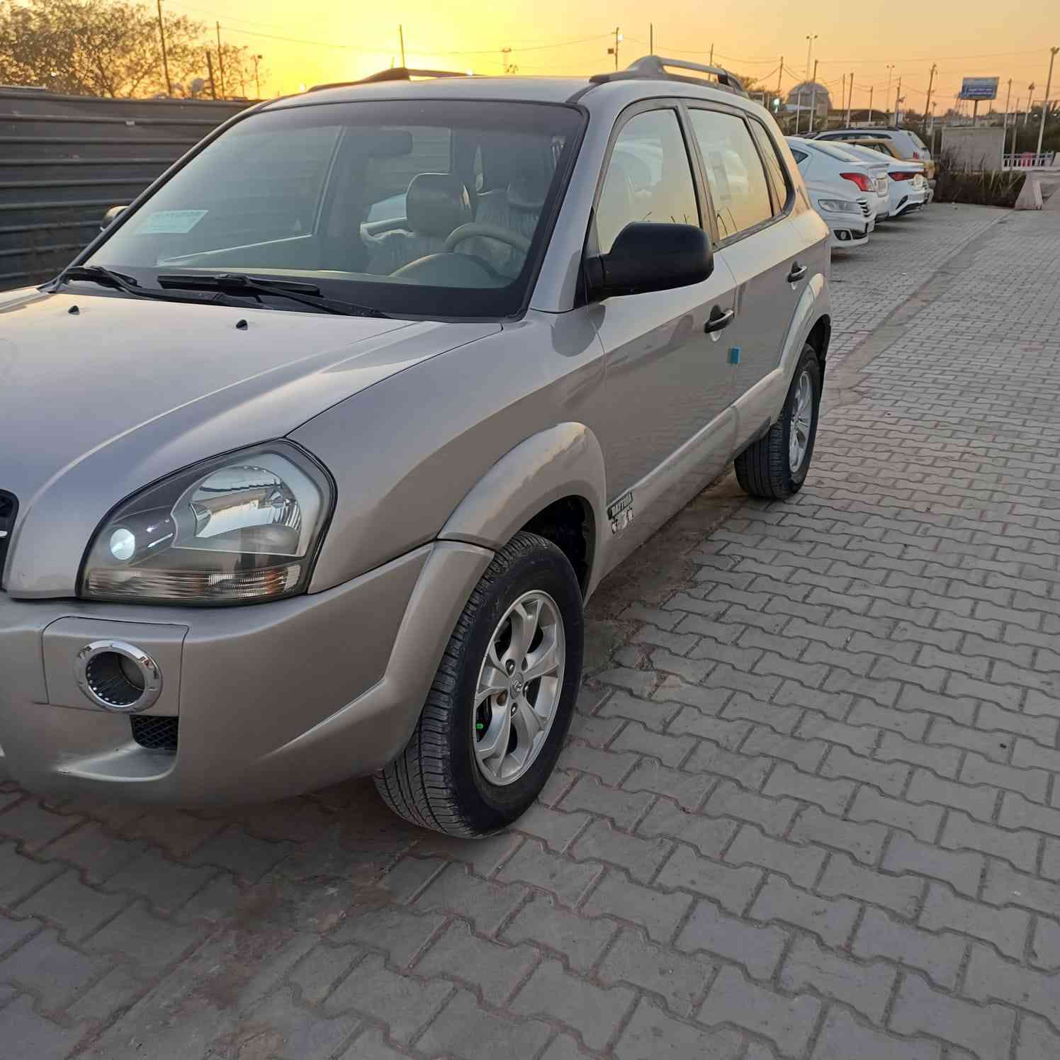 السلام عليكم توكسان موديل ٢٠٠٩ محرك ٢٠٠٠ دوش مكفوله كفاله عامه بيها شبر بشم البنيد فقط 
محرك وكير جديد تخم تاير جديد تبريد تتدفئه شغال ماشيه ١٩٠ الف كم سياره جديده مال بيت على وضع الشركه برغي مافتوح بيها 
مكاني بابل 
السعر ١٢٠ 
***********
