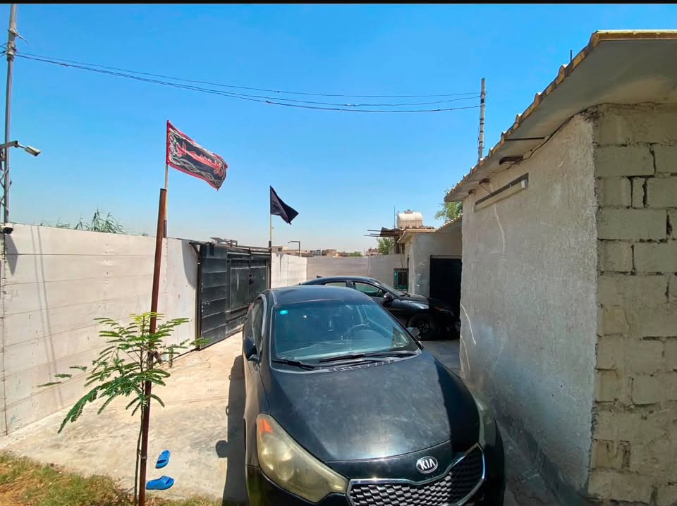 ياالله السلام عليكم
ارخص بيت بجهة بغداد الكرخ حي الشباب بلنسبة للموقع والمساحة والنظافة  السعر 23 وبي مجال 
المساحة 250 متر البناء غرفتين مطبخ واستقبال مساحة جانبية صالحة لبناء مشتمل ترك خلفي وجانبي كهرباء وطني مولد دفن وبواري المي هم دفن وكلة خلاطات  قريب على سوق اميمة ومدرسة جرش بأرض البلدية مو النادي كراج ياخذ سيارتين وحديقتين واذا اكو مراوس بكورلا هايبرد موديل 26 وارد خليجي هم اراوس 
متوفر واتساب ***********
