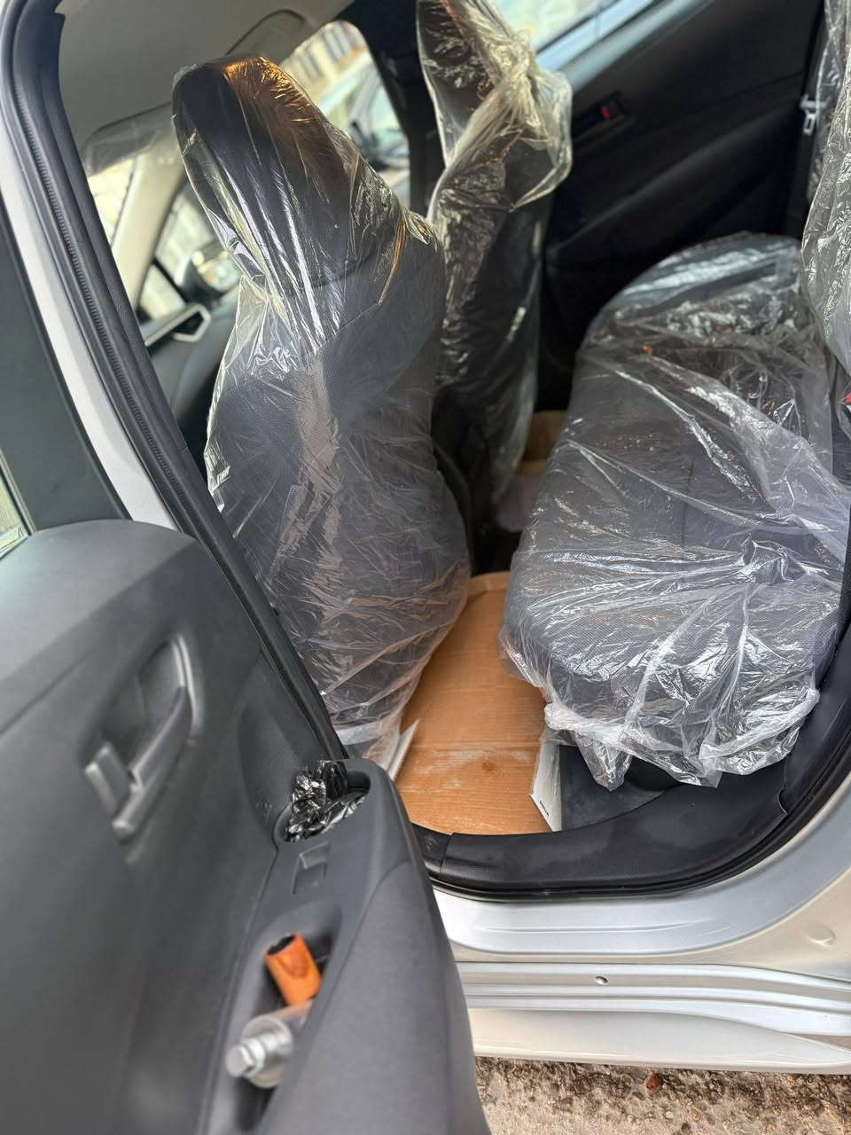 السلام عليكم كورولا تورنك موديل 21 محدث 24 مرقم وكامله السياره وارد ياباني سياره جديده بالكرتون جاهزه من الدعاميه للدعاميه زين يمكن بيعها بالتقسيط المريح بمقدم لا يقل عن مبلغ قدره 90 ورقه  مكان السياره بصره 
سياره كفاله من الحادث بها صبغ اربع قطع كلير من اليابان 
سعرها 117 ورقه بالحاضر 
***********
