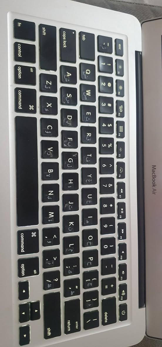 جهاز ماك بوك أير (MacBook Air) أصلي، يتميز بخفة الوزن والأداء المستقر، مناسب جداً للدراسة، التصفح، والأعمال المكتبية. الجهاز بحالة ممتازة جداً (مثل الجديد) وشغال بنظام macOS Big Sur.
المواصفات التقنية:
الموديل: MacBook Air (13-inch, Mid 2013).
التخزين: 256 ssd
المعالج: Intel Core i5 بسرعة 1.3 GHz.
الرام (Memory): بحجم 4 GB.
كرت الشاشة: Intel HD Graphics 5000 (1.5 GB).
الشاشة: 13.3 إنش بدقة وضوح عالية (1440 \times 900).
لوحة المفاتيح: تدعم اللغة العربية والإنجليزية (أصلية).
 حالة البطارية:
الحالة (Condition): Normal (طبيعية).
عدد الدورات (Cycle Count): 406 دورة فقط (يعتبر قليل جداً لموديل الجهاز، مما يعني استجابة ممتازة للشحن).
 مميزات إضافية:
نظافة خارجية وداخلية 100%.
النظام محدث ومستقر جداً.
تصميم نحيف وأنيق وسهل التنقل.
 المكان: [مدينة الامال استخدام شخصي] السعر: 250 الف )
 للتواصل: ***********
الملحقات: شاحن اصلي فقط
