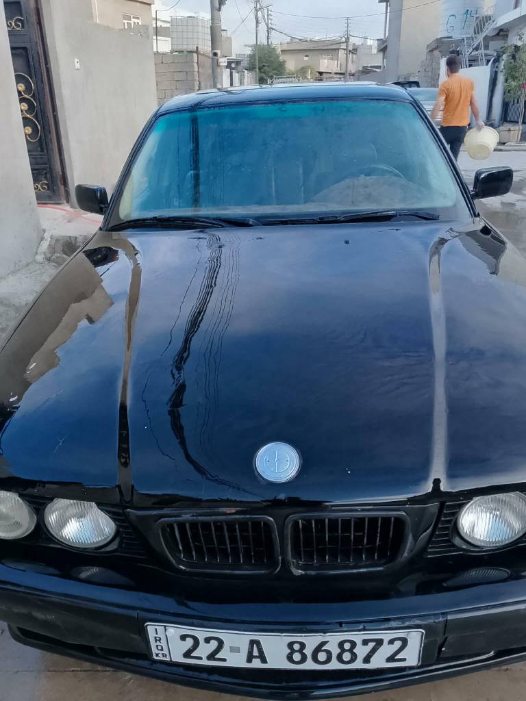 بي ئێم ٥٢٥ 
مۆدیل ١٩٩٣
فول مواسفات. بس گێر عادیه
گێر و مه کینه و ته برید کامل به شه رت
سه یاره که سبوغ عامه ل جوانی 
جه مپی زۆر خه فیفی هه یه
ڕه قم و سه نه وی نوێیه هه تا ٢٠٣٠
هه موو شتێکی به شه رته و مزبوته
نرخی ٦٣ ورقه و مجالێکی که م
له هه ولێره. ***********. واتس اب و فایبر أربيل, العراق
