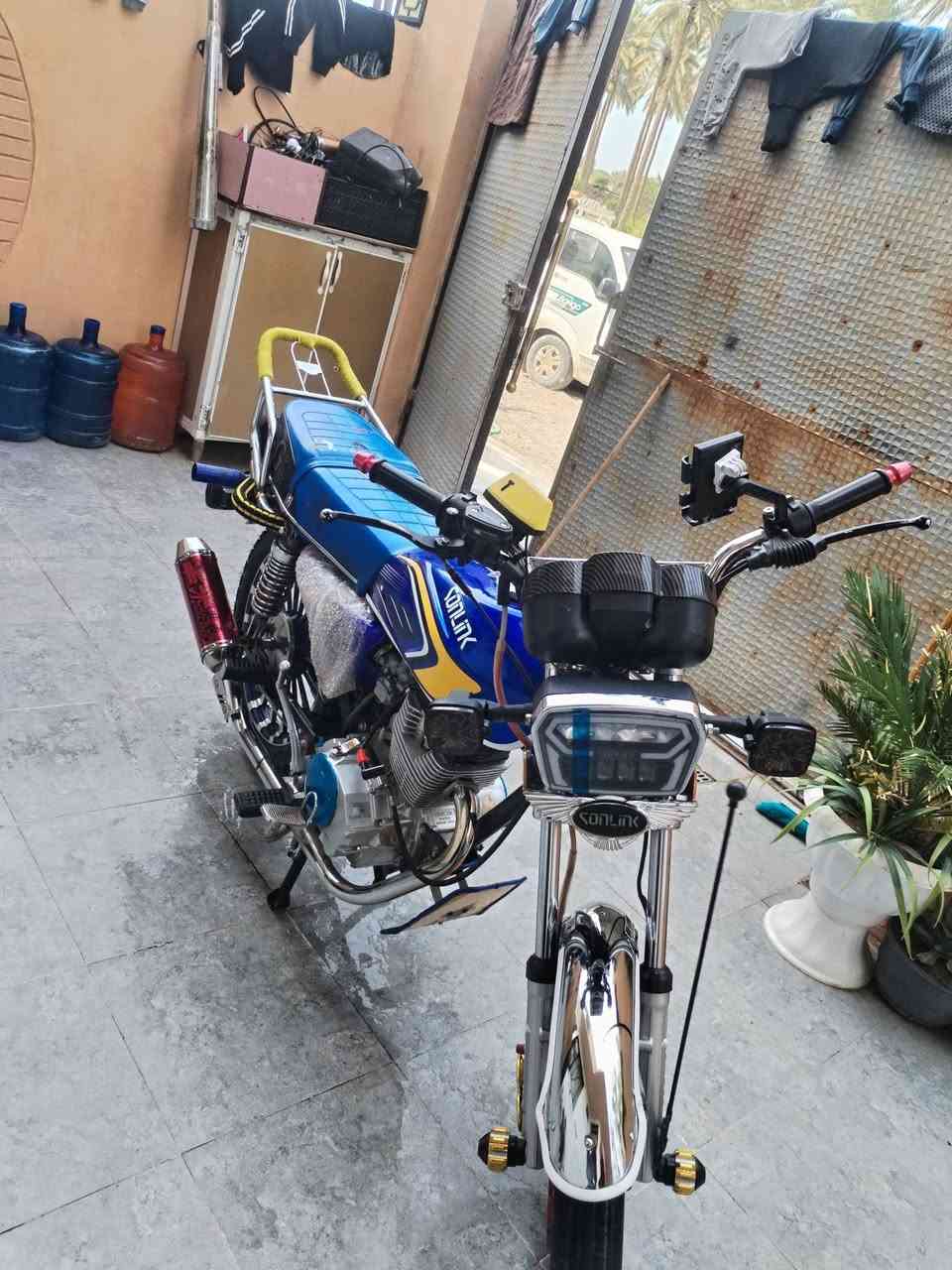 السلام عليكم
ملاحضة الصلنصة مو وياهة 
موديل 2024 شكل ال 2025 
فول نضافة
تايرات زوج جدد
لون ازرك 
مكان ديالى شهربان
السعر 715 او بيهة مجال 
***********
