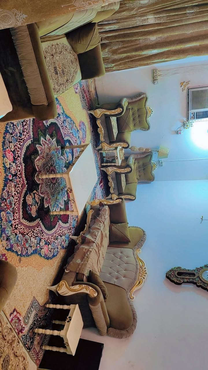 اسلام عليكم بيت للبيع بحي العسكري ب 18 المساحة 150النزال 20والواجه 7ونص البيت طابقين الطابق الاول غرفتين وصاله واستقبال ومطبخ وصيحات والطابق الثاني غرفتين وصاله وصحيات والاستفسار ***********
