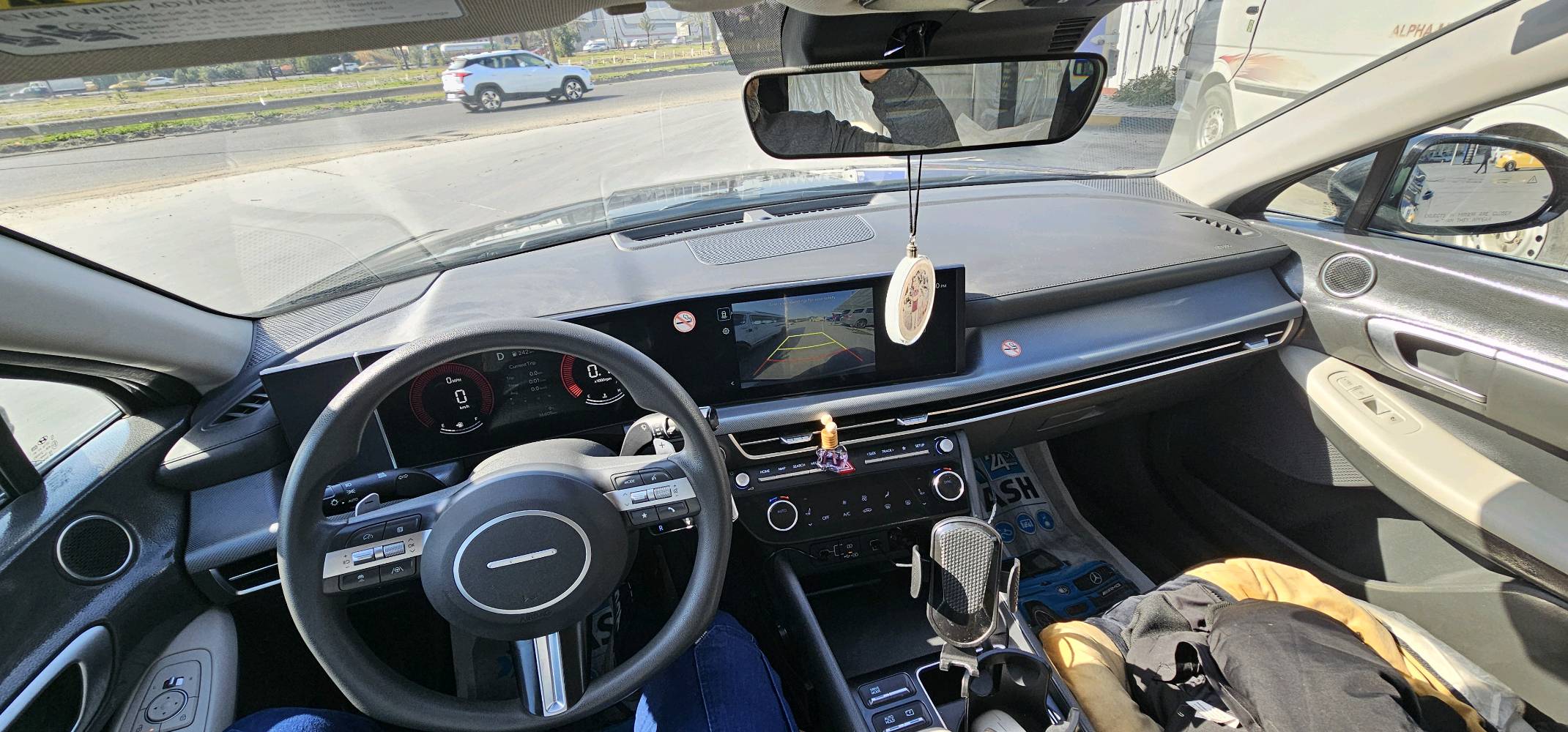 سيارة هونداي سوناتا موديل حديث للبيع، بحالة ممتازة. اللون أسود لامع، مع تصميم أنيق ومواصفات فاخرة تتضمن نظام ملاحة وشاشة عرض داخلية ومقاعد مريحة. السيارة نظيفة من الداخل والخارج ومحركها يعمل بكفاءة عالية.