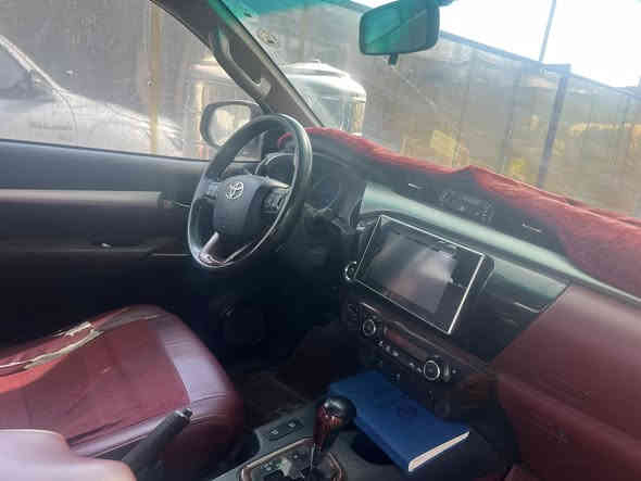 للبيع — Toyota Hilux TRD 2020
🔹 النوع: TRD، V6 سعة 4.0 لتر، 6 سلندر ، كير أوتوماتيك (حسب المواصفات المتعارف عليها)  ￼
🔹 الحالة: بدون أي ضرر، قطعة واحدة فقط الجاملغ الامامي ومخلي عليه فابلون ابيض بيه بارد فقط 
🔹 الملكية: بحالة ممتازة،
🔹 المواصفات الإضافية:، دفع رباعي 4×4، كراسي جلد شاشة متعددة الوسائط،
السياره جاهزه من كلشي شغل واطلع ترايها يخبل 

🔹 الموقع: بغداد : العبيدي
🔹 للتواصل: (***********)
 • “جميع أوراقها جاهزة”
 • “تجربة قيادة متاحه
