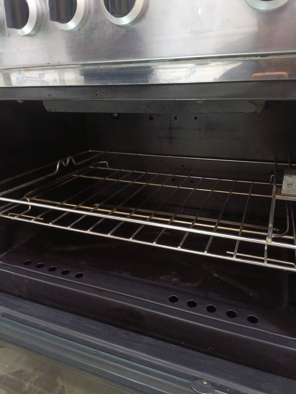 طباخ مصري فريش باب اول لونه اصفر شغال وناره قوية وزركة والفرن كذالك شغال الفوك والجوه لا بي عطل ولا مخيس ولا مزنجر كلش نضيف الشراي يتصل على الرقم 
***********
