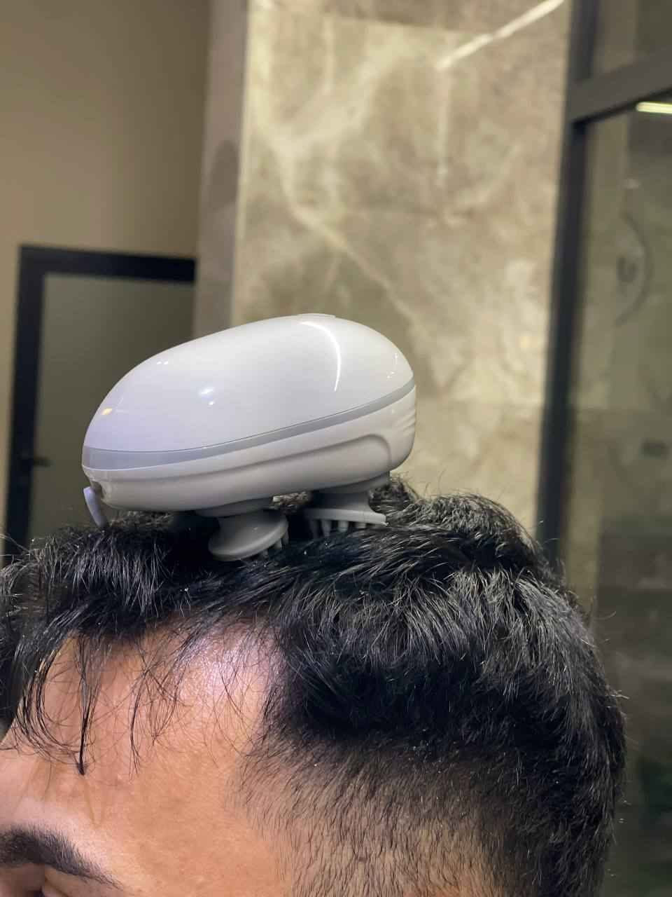 السعر يشمل التوصيل 🫀🌷
جهاز مساج فروة الرأس الذكي – Smart Scalp Massager

استمتع بتجربة استرخاء متكاملة مع جهاز مساج فروة الرأس الذكي المصمم لتدليك فروة الرأس وتحفيزها بلطف. يتميز بأربع رؤوس سيليكون ناعمة تحاكي حركة التدليك اليدوي، مما يساعد على تخفيف التوتر وتنشيط الدورة الدموية ومنحك شعوراً بالراحة والاسترخاء.

المميزات:

4 رؤوس سيليكون مرنة لتدليك  ومريح.

3 أوضاع تدليك تناسب احتياجاتك.

 .بطارية مدمجة قابلة لإعادة الشحن عبر USB.

.مؤقت ذكي للإيقاف التلقائي بعد 10 دقائق.

.يساعد على تنشيط الدورة الدموية في فروة الرأس.

يخفف التوتر والإجهاد بعد يوم طويل.

مناسب للاستخدام على فروة 
الرأس الجافة أو أثناء غسل الشعر

تصميم لاسلكي وخفيف الوزن لسهولة الاستخدام في أي مكان
محتويات العبوة:

جهاز مساج فروة الرأس الذكي.
كابل شحن USB.
دليل الاستخدام المحاويل, بابل


**إذا كنت صاحب هذا الإعلان وتريد حذفه لأي سبب، رجاءا أرسل رسالة إلى الدعم الفني**