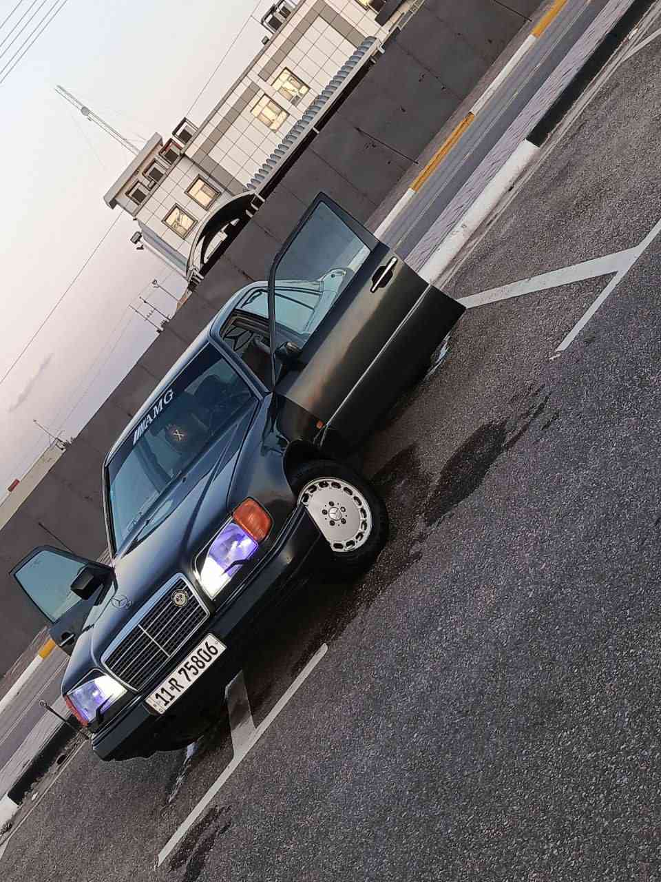 سلام عليكم 
للبيع مارسدس دب مديل 88 محدثه 92 سياره جديده محوره ففتي 3000 تبريد ثلج منضومه تبريد كلها جديده سياره جاهزه مكينه كير حداديه تخم تاير باتري كله جديده تراي وين ميعجبك رقم بغداد نكليزي سنويه جديده هزه جديده كهربائيات من الدعاميه للدعاميه كله شغال وبلادي لايت زنون دواخل جدد  سياره مال جناي متعوب عليها سلايت فتحه شغال سياره خير من الله للتواصل ***********  وتساب او اتصال سعررر 53 بيها مجال قليل /مكان كربلاء
