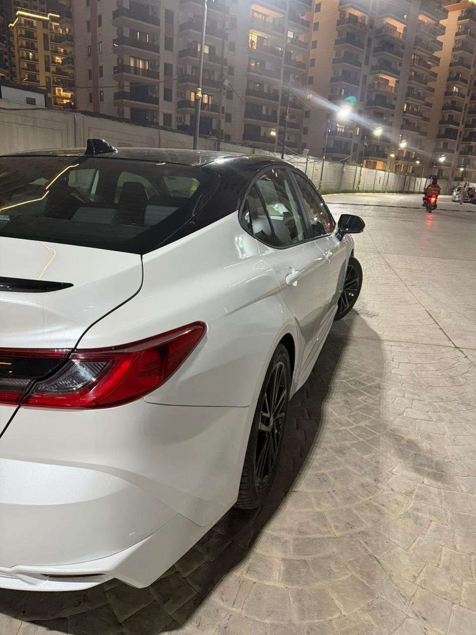 #كامري 2025  XSE وارد امريكي  فول الفول 
اللون ابيض توكلر 

حادث سياره / جاملغ امامي صفحة السايق مع حافة البنيد فقط 
 بدون ايرباك وبدون دواخل 
 
 مواصفات XSE 
🔹داخل جلد اسود 
🔹بصمة تشغيل ابواب وصندوك
🔹فتحة سقف ( سلايد روف ) قمارة بنوراما ع طول السيارة 
🔹فتح الصندوك ذكي 
🔹محرك 2500 هايبرد 
🔹كاميره دوارة  360 
🔹رادارات 360 درجة ( امامي جانبي خلفي ) تمنع التصادم الامامي والجانبي والخلفي
🔹التحذير عند فتح الباب 
🔹تحكمات ستيرن 4 جهات  
🔹 شاشة 4 وضعيات للعدادات
🔹 4 وضعيات قيادة ( عادي/ سبورت /ذكي / اقتصادي ) 
 🔹مثبت سرعة ذكي ( التحذير عند مغادرة المسار )
‏🔹Auto Hold التوقف لفترات قصيرة
🔹الهاند بريك بصمة 
🔹شاشة  حجم كبير لمس تدعم نظام الابل كار بلي والاندرويد اوتو بدون كيبل يربط التلفون واير ليس و GPS  
🔹شحن واير ليس 
🔹ويل كب 19 رياضي مع تخم تاير جديد 
🔹نظام الصوت Bose عدد السماعات 8 ‏
🔹دخول ذكي عند الاقتراب 
🔹لايت لد
🔹نقطة عمياء
🔹تدفئة بالكشنات
🔹 لد متغير الالوان لون على طول الدشبول
🔹تحديد مسار وقيادة ذاتية  ورادار امامي 
🔹مانع انزلاق 
🔹السيارة ماشية 16 الف وقابلة للزيادة 
رقم بغداد وبسمي تحويل ثاني يوم  
 

السعر ‼️ علق بتم يجيك السعر بالخاص ‼️

مكان سيارة بغداد  

رقم صاحب السيارة ***********
