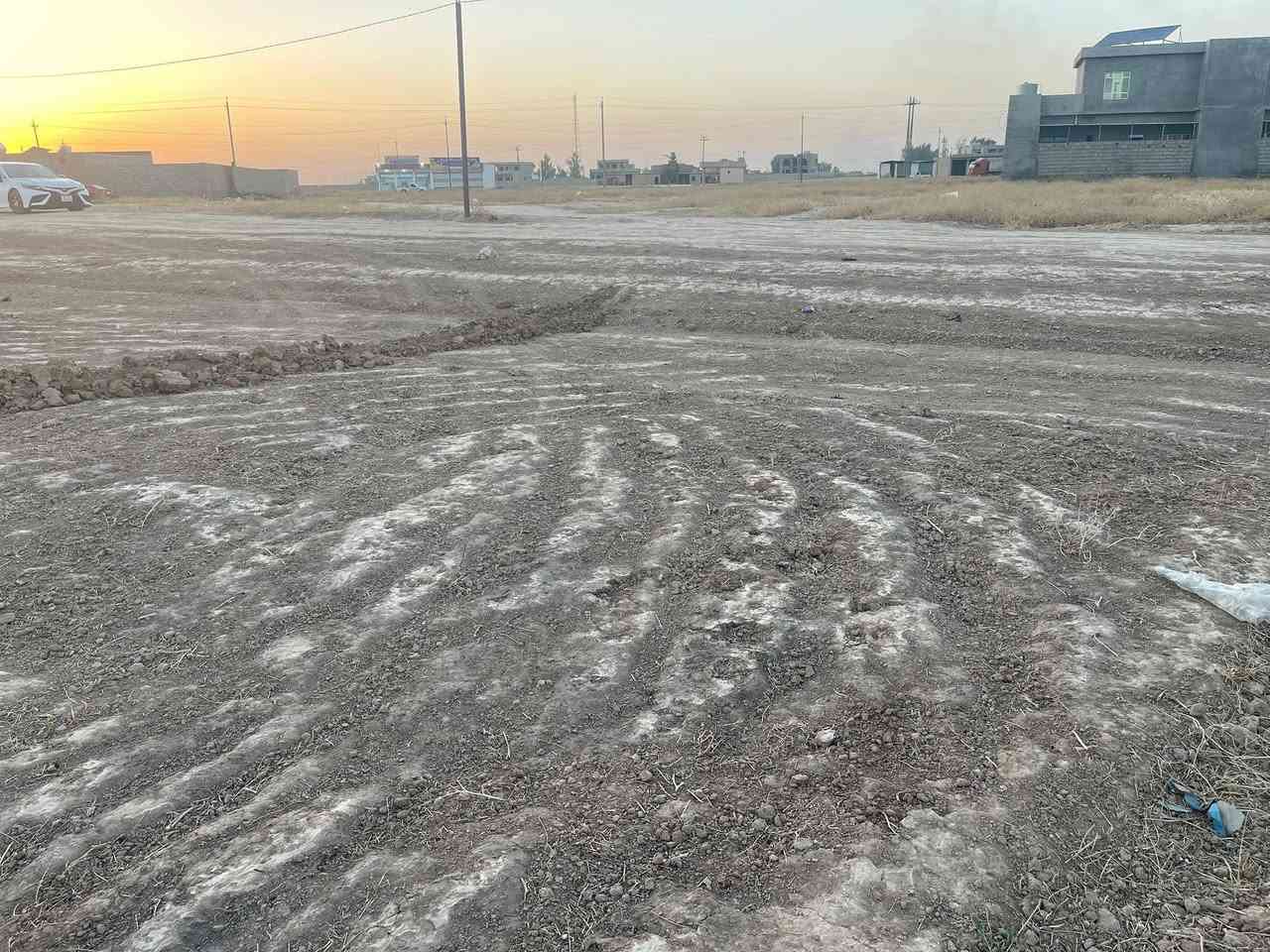 قطع للبيع طريق النزلة (طيبة)مقابل معرض جوهرة الخليج يبعد عن الشارع العام 50 متر خلف التجاري المساحات 200 متر خدمات ماء وكهرباء وسكن ومدارس (سعر القطعة اربعة ملايين) ***********
