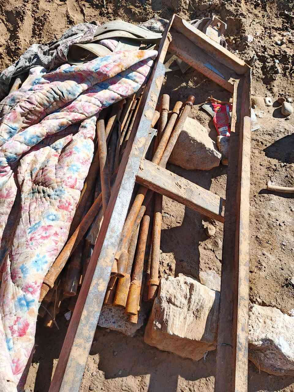 سلام عليكم للبيع حفاره برينه بواري ابار محرك دويز مع 100بوري مع نحاله كامله كبل عل شقل العنوان صلاح الدين الاتصال ***********
