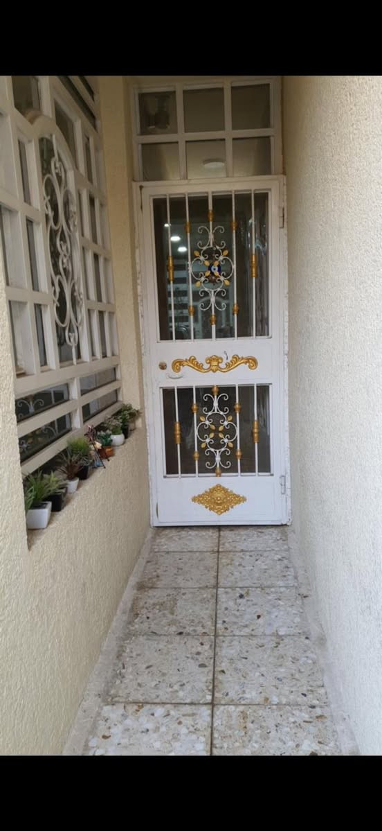 بيت ٧٠ متر نضيف جدا حي تونس زراعي سند ٢٥ فرع مولدة ضفير القريب عالشارع العام عرض الشارع ٨متر الفرع مسدود بالنهاية البيت يحتوي صالة صغيرة ومطبخ كبير مع اثاث المطبخ وخدمات ومنور صغير….. وطابق ثاني غرفتان كبيرتان …..وطابق ثالث سطح وحولي صغير رفوف مخزن السعر  ١٨٥  الأتصال  على الأرقام ***********والرقم ***********
