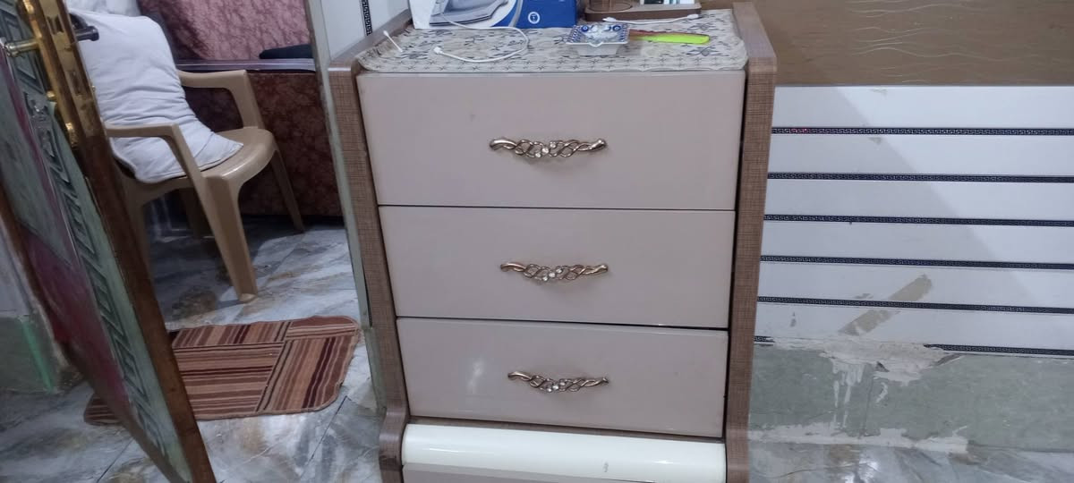 غرفة نوم ايطاليه درجه اولى النوع الثقيل للبيع ٨ قطع بحاله جيده سعره ٧٠٠ ألف وبيه مجال الاتصال على الرقم ***********
