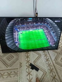 شاشه حجم 50سمارت بس يوتيوب عوز تحديث. شاشه. بيه سواد ما بين البيع130بل...