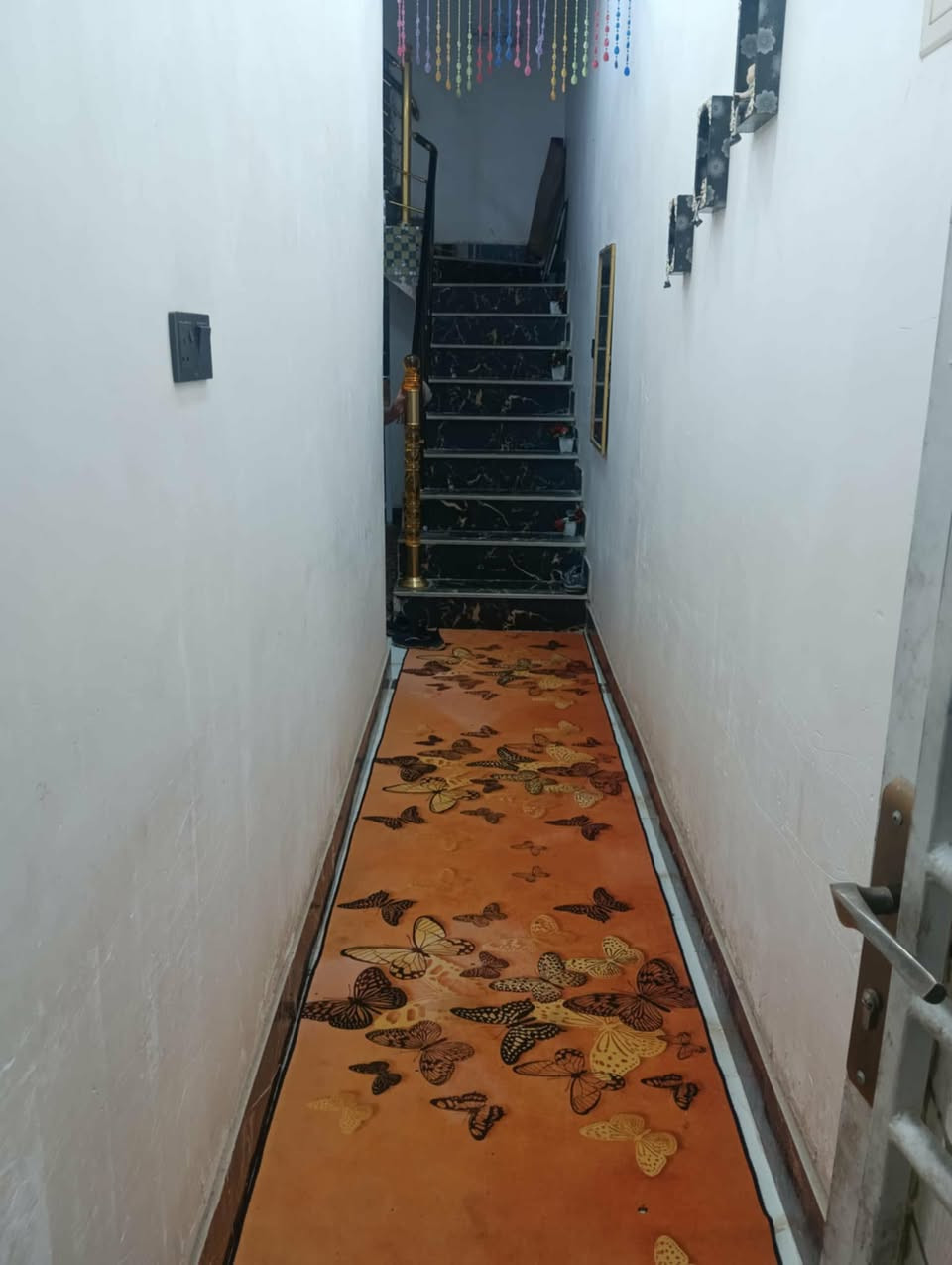 السلام عليكم دار للبيع طابو صرف مطلوب إسكان 16 مليون مساحه 100م حي الغدير الثانيه مقابيل الصحفين بناء حديث قاط ثاني عوزه دبلين طابوق للاستفسار الاتصال ع رقم ***********
