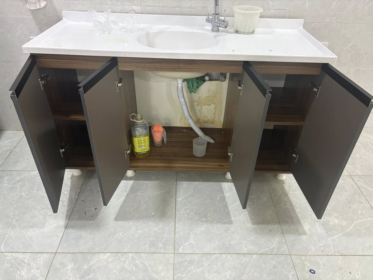 كاونتر وسنك لبيع نضافه ٩٠٪؜ مكان بغداد حي الجامعه 
سعر ٤٠٠  الف وبي مجال 
هاتف ***********
