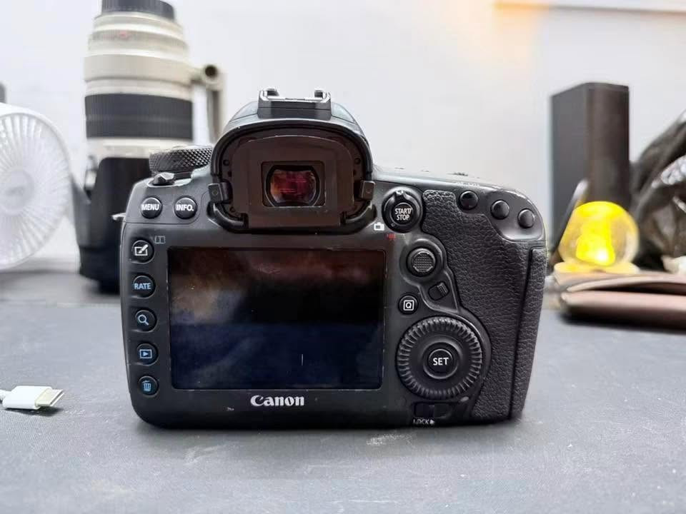 للبيع: كاميرا Canon EOS 5D Mark IV
للبيع كاميرا Canon EOS 5D Mark IV بحالة ممتازة.

* نظافة الجسم: أكثر من 95٪

* البطارية: أصلية

* الشاحن: أصلي

* الكارتون: موجود

*شاشة لمس وجودة فيديو عاليه واحترافيه 

الكاميرا بحالة جيدة جدًا، وتعمل بكفاءة دون أي مشاكل

مكاني ناصريه 

قضاء النصر 

واتساب 

***********
