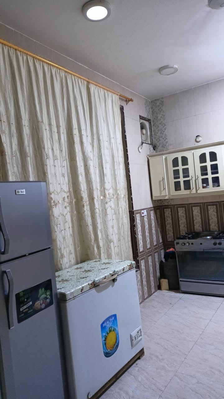 بيت لبيع مساحة 200 متر غرفتين نوم وهول واستقبال ومطبخ مجاميع صحية داخلية وخارجية الصطح شتايگر  موقعة فلاحية ع السدة الفلاحية الاستفسار الاتصال ع الرقم ***********
