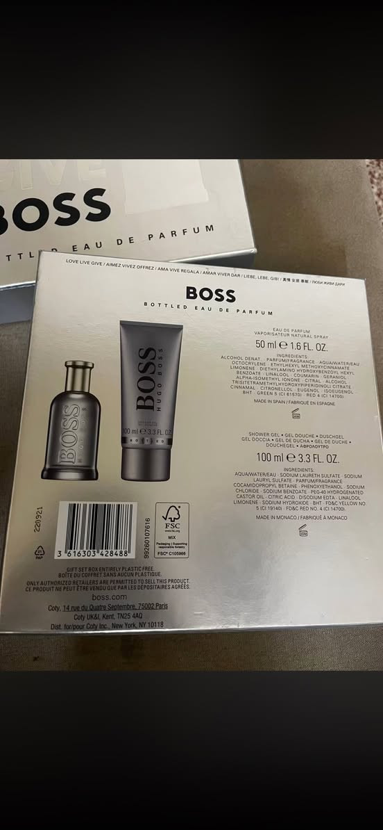 عطر بوس بكج اصلي   ال عطر٥٠ مل.  مستخدم منها ٣-٤ مل فقط   و شاور جيل الي بيع


**إذا كنت صاحب هذا الإعلان وتريد حذفه لأي سبب، رجاءا أرسل رسالة إلى الدعم الفني**