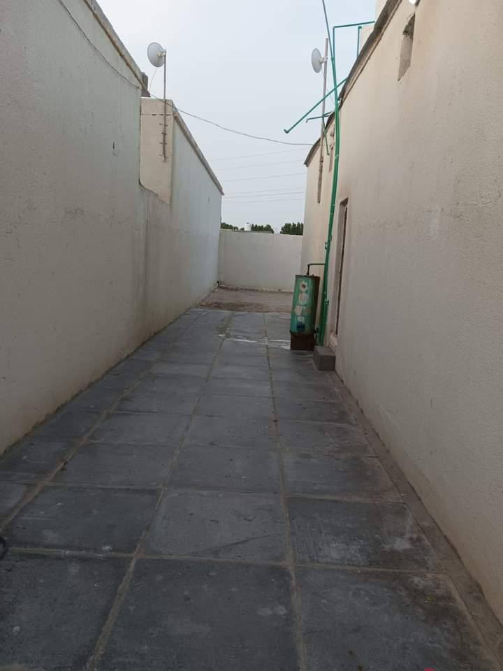 السلام عليكم بيت المساحه 500 متر غرفتين 5*4وصاله 8*4مطبخ5*4ديوان 8*4 حمامات داخليه وخارجيه حديقه وكراج شتايكر وحديقه خلف البيت متوفر ماء وكهرباء العنوان الزبير مقابل الصحفين خلف معارض الزبير شارع الصوره قرب بيت الشيخ ابو مالك السعر 45 رقمي ***********
