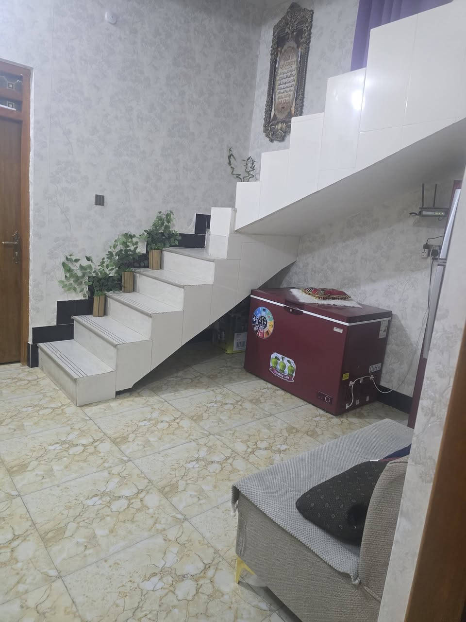 بيت للبيع ٢٠٠ متر بناء جديد يتكون من غرفتين صاله استقبال مطبخ ومدخل وصحيات خارجيه وداخليه وطارمه وحديقه مي كهرباء ومجاري العنوان حي الجوادين النزله الثانيه بالبدايه اول فرع للمراسله على هذا الرقم الوتساب ***********
