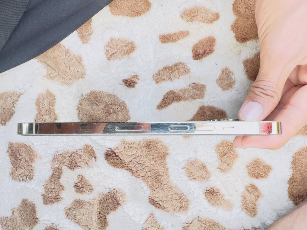 ايفون 12 برو ماكس للبيع
فقط الضهر مكسور

بطارية 76

ذاكرة 256 

السعر 400 بي مجال بسيط 

مكانيّ الديوانية الدغارة ***********
