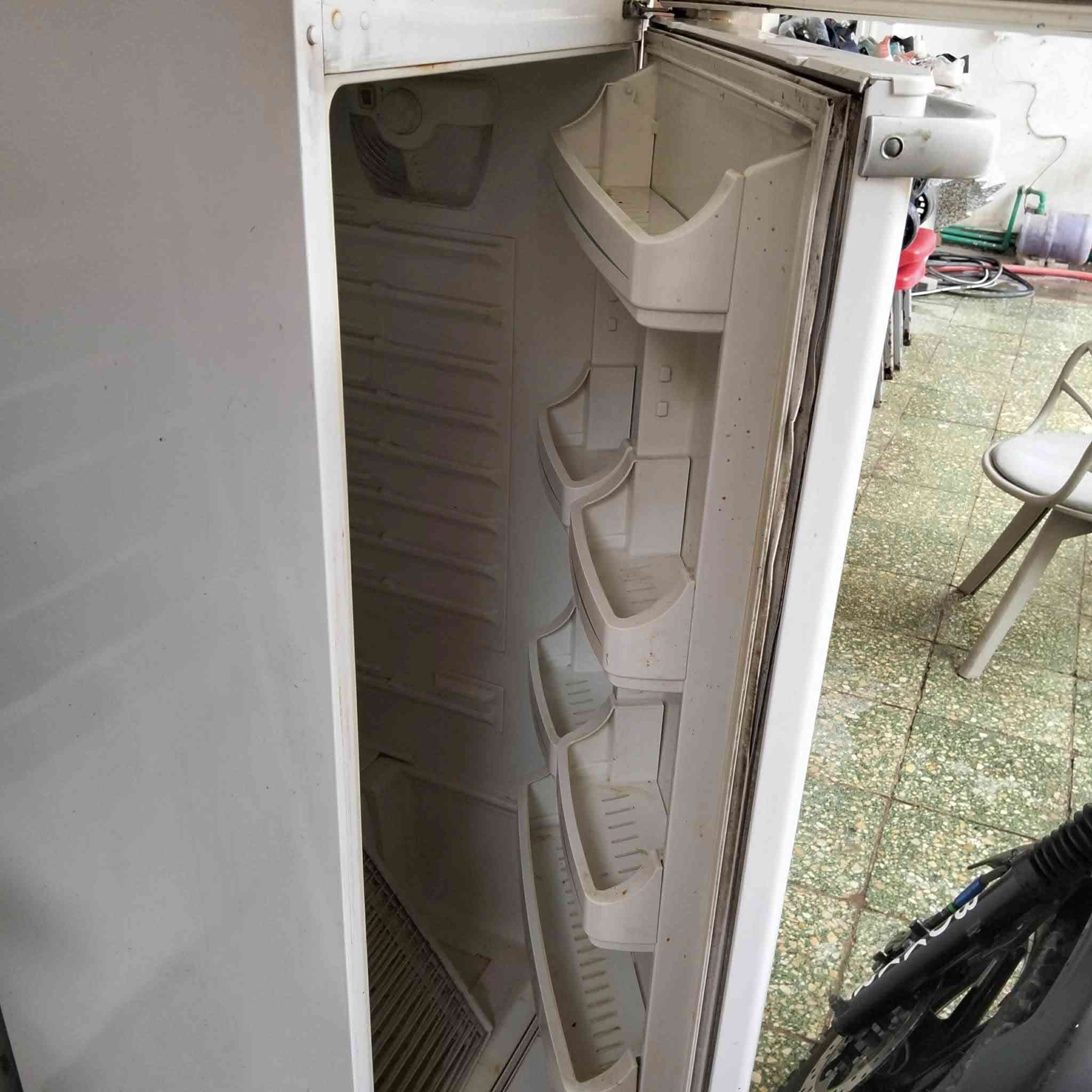 السلام عليكم 
غراض مستخدمه للبيع 
ثلاجة + عجانه 
السعر والتفاصيل اتصلو ع هذا الرقم ***********
