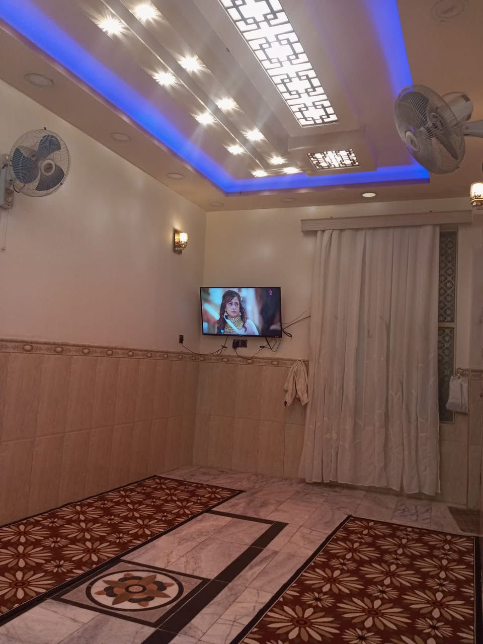 بيت طابقين مسلح درجه أولى حسب ما موضح بالصور استقبال وصاله جبيره ومطبخ وصحيات ومكشوفه طابق ارضي وغرفتين وصاله طابق ثاني الي يحب يتواصل مكتب ابو سيف الجبوري للوساطة العقارية *********** /***********
