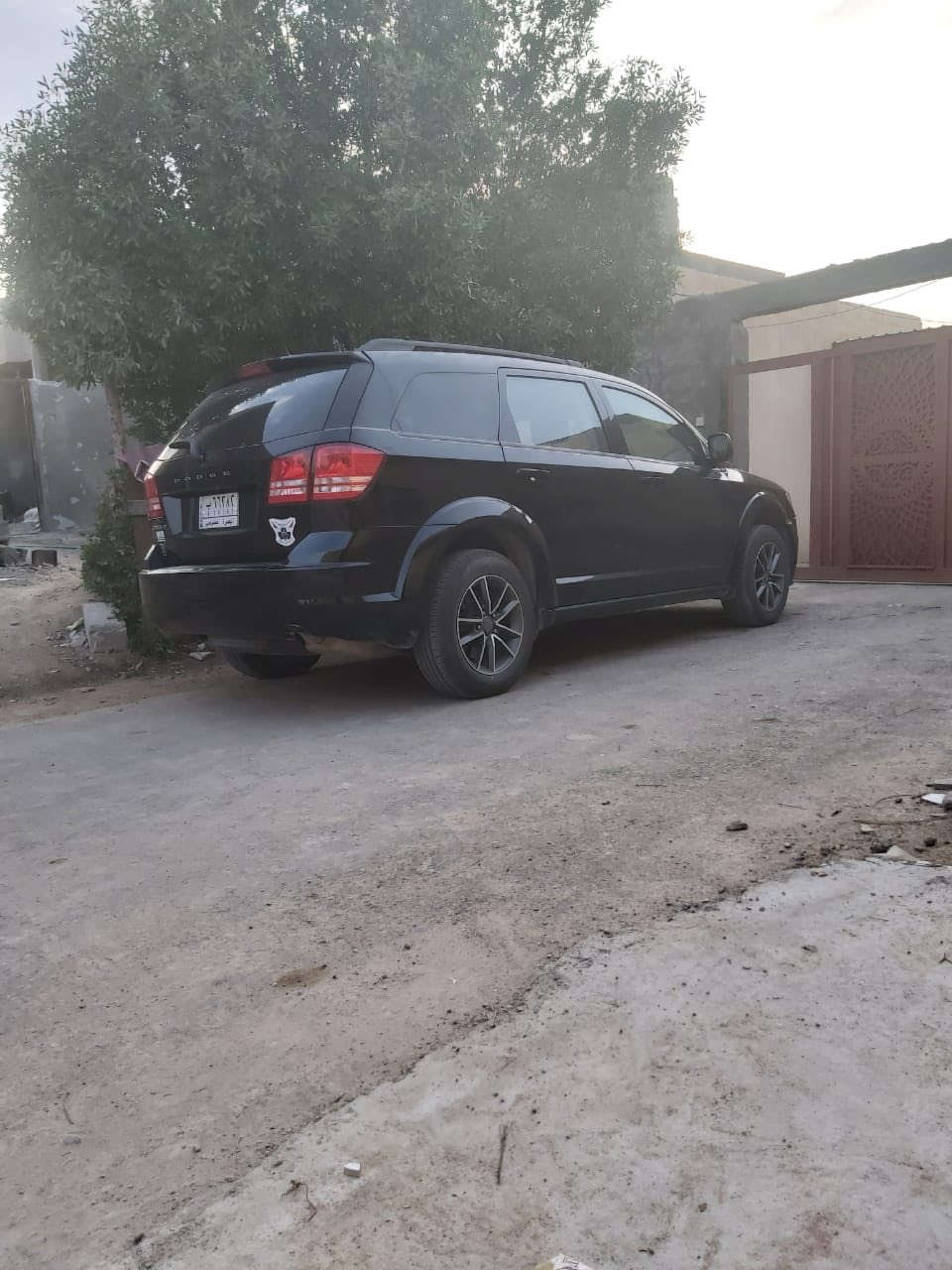 دوج جورني 2018رقمًً بصره الجديد باسمي سياره وارد ضرهاا كما موضح بصور وبيها باب مبدل اثر طخه موجود عندي سياره جاهزه للاخير السعر ١٤٣وبيها مجال 
متواجد ***********
