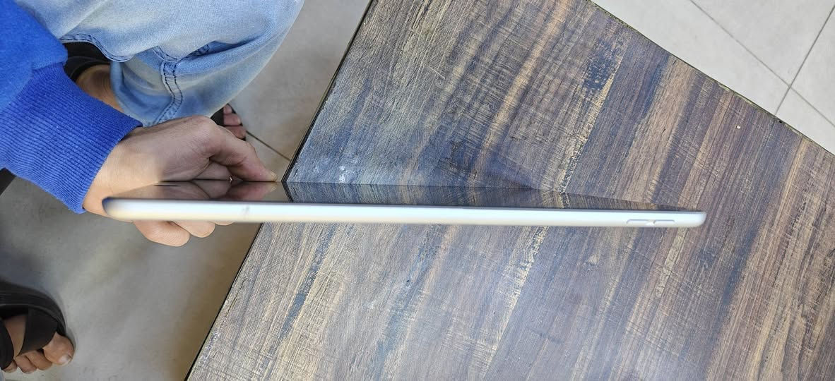 سلام عليكم لبيع
لبيع بطاريتة 92 ايباد جديد شخط مابي نضيف كامل ملحقات 
رقم الهاتف ***********
***********
