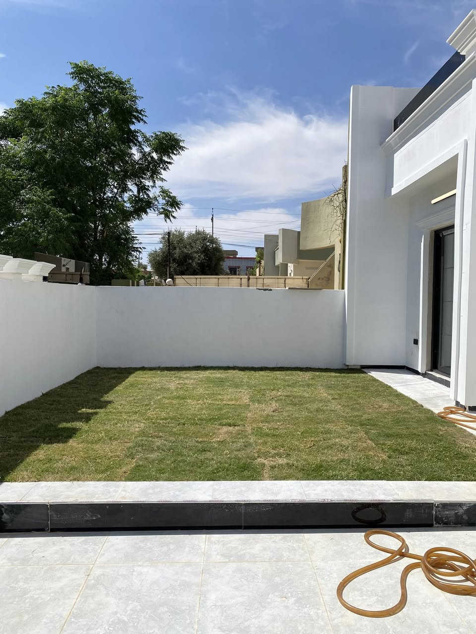 سند طابويسجل باسم أي عراقي 
أربيل  منزل للبيع زيرو في المهندسين  اندزياران
@ مساحة 200متر طابق ونص 
يتكون من 
3غرف نوم
استقبال  صالة مطبخ مجموعات صحية 
للتواصل. 
***********

***********
**********************
السعر 11دفترر و 50ورقة
