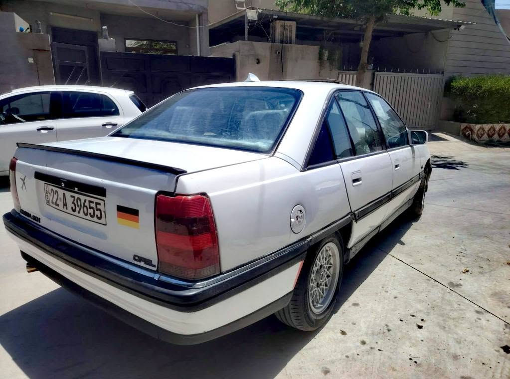 اوميكا ١٩٩٢
جام كهرباء سلايت
 كير عادي
محرك 20 بلادي
كير ومحرك بشرط
اربع تايرات جدد
سنوية جديد بطاقة بنزين
اني مكلف بالنشر  خابر صاحب السيارة... 
    ***********
*********** كركوك, العراق

