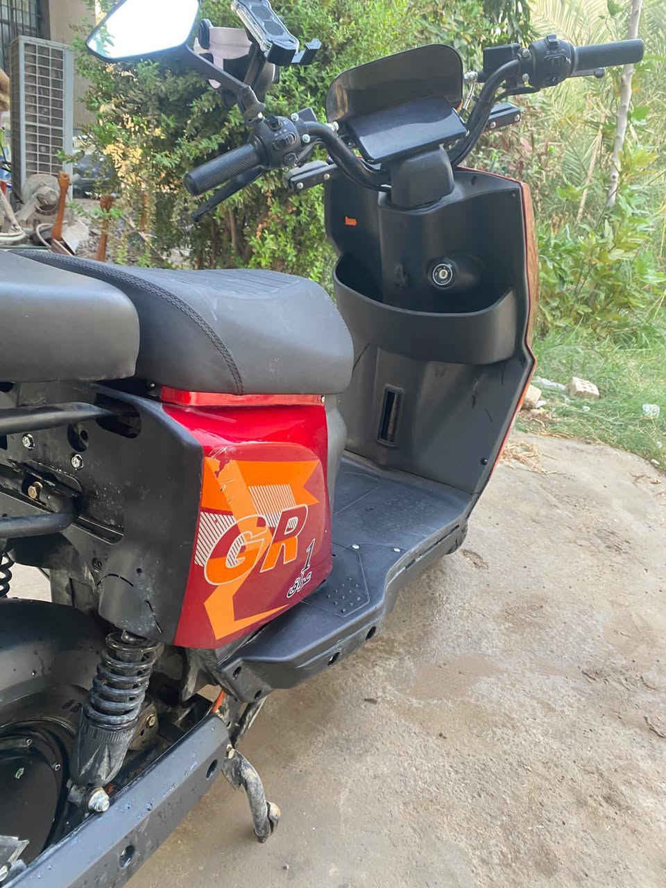 سلام عليكم 
بيع مستعجل 
دراجة شحن للبيع ام عيون لون احمر صندوق  GR 2025 ثلاث نمرات السرعة 80 تشغيل  ثلاث طرق  مفتاح و بصمة و كارت بيه خمس بطاريات تمشيك 12 الى 15 كيلو متر السعر570 الف  وبيها مجال بسيط 
العنوان بغداد كميرة قرب جزيرة بغداد دراجة خير من الله بطاريات جديدة و شاحنة جديدة  بالعافية على الي ياخذها
 للاستفسار ***********
او خاص
