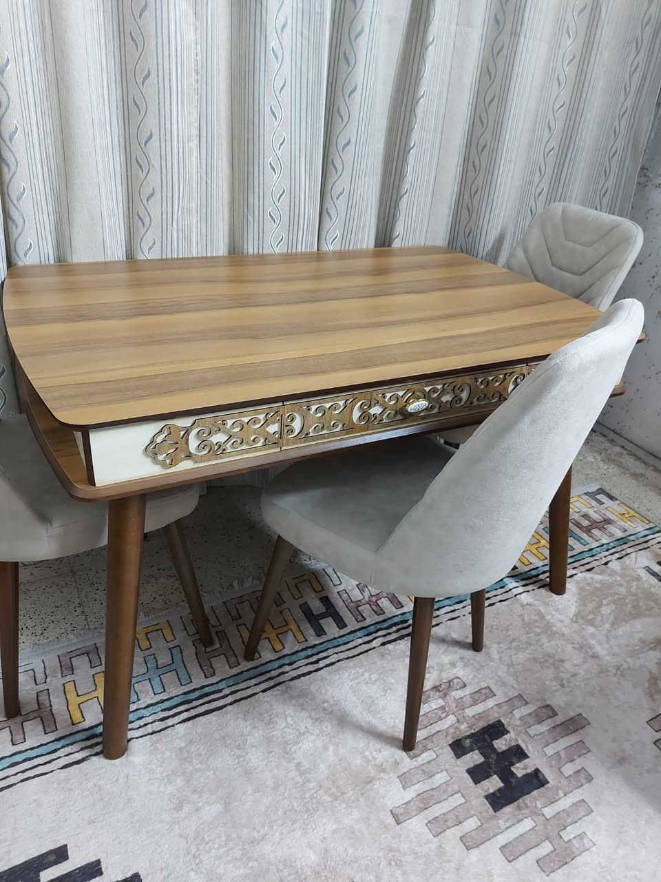 السلام وعليكم ميز صاج تركي مع 6كراسي نظافه100/100
الميز يحتوي على مجر لتخزين الغراض السعر 350الف وبي مجال 
هاتف ***********
مكاني بغداد السيديه
