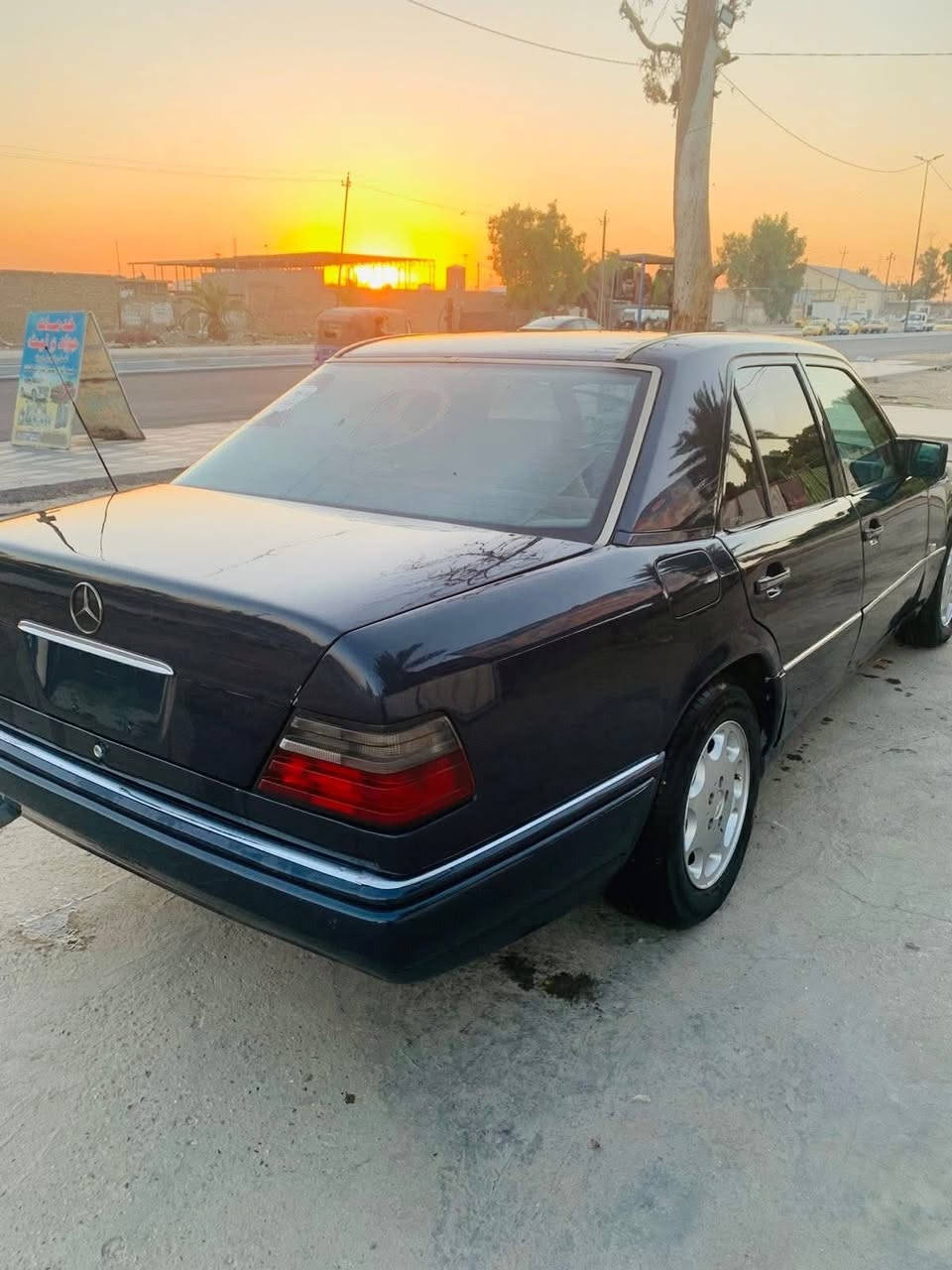 السلام عليكم سيارة للبيع 
مرسدس بيبي شبح بلاد أصل 1993 
رقم بابل تحويل ثاني يووم
محرك 320 خراطيم 
فتحة 
كشنات جلد 
الداخل عسلي
كهربائيات كله شغاله
صبغ عام تعمير كله جديد وبلاد
السعر (80)$ وبيه مجال للشراي
العنوان بغداد بلديات / ***********
