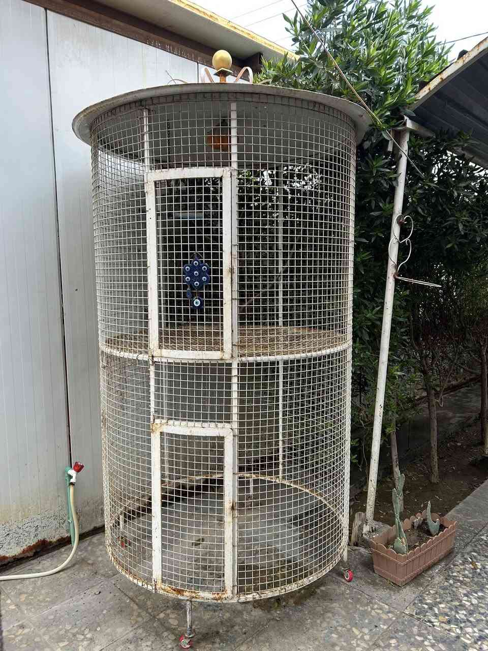 السلام عليكم/ متاح قفص حديد طابقين شغل درجة أولى حديد ثقيل 
ابعادة// متر ونص * متر ونص * متر ونص 
              ارتفاع        عرض.         طول 
                         ((بكل طابق )) 
سهل التحريك يحتوي على ٤ ارجع وتايرات 
يحتاجله صبغ فقط 
والطابق الجوه مابي ارضيه تكدر تكص التايرات وتنزله عل ارض 
الـسـعـر ٢٠٠ ألف   هـ ***********
مكاني بابل قضاء المسيب وتوصيل ماعندي
