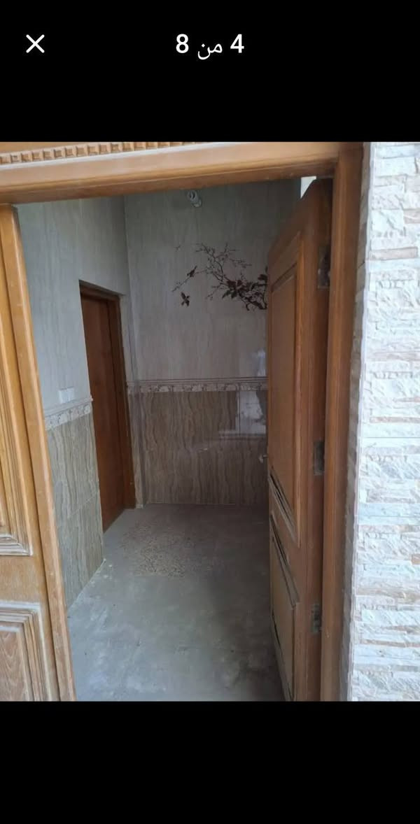 السلام عليكم 
بيت غير مكتمل بناءه للايجار بحي السلام 
المساحة ١٠٠ متر مربع ١٠×١٠ ثاني بيت عن شارع سلام جامعة قرب مدارس بانيقيا 
يحتوي الدار على غرفة واحد  جدار سيراميك بمساحة ٥×١٠ وبيها مدخل صغير قبل الغرفه اما المطبخ والمغاسل خارجيات ( بالطارمة بيهن سقف لكن غير مفصولات عن الطارمة )كما هو موضح بالصور ويحتوي على غرفه بصف المطبخ  مسقوفه ومفصوله عن الطارمة لكنها صغيرة بمساحه متر بمترين 
التفاصيل موضحة بالصور  
السعر ٣٢٥
وللاستفسار اكثر التواصل على الرقم  *********** واتساب رسائل فقط النجف, العراق
