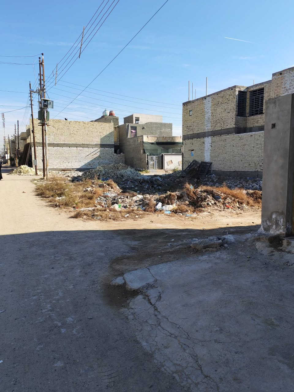 ارض ٣٠٠متر ركن موقع ممتاز ***********
