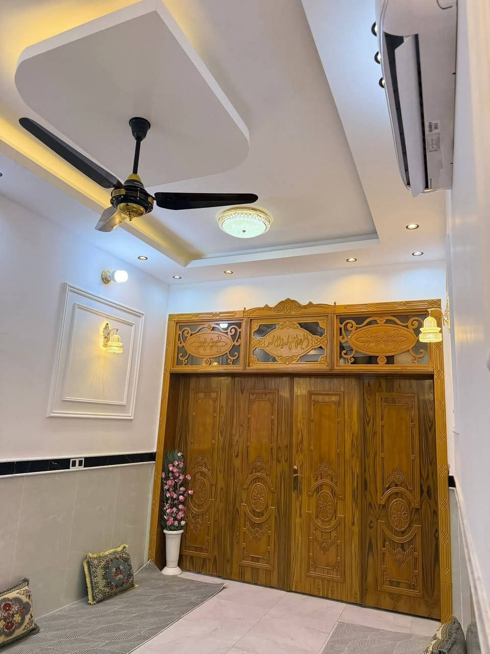 السلام عليكم
بيت 100متر طابقين 
حي النداء منطقة 51
 شارع 20 وساحة 
طابقين كاملات 3 غرف بناء 
درجة اولى وموقع ممتاز شارع 20 وساحة
للاستفسار : ***********
