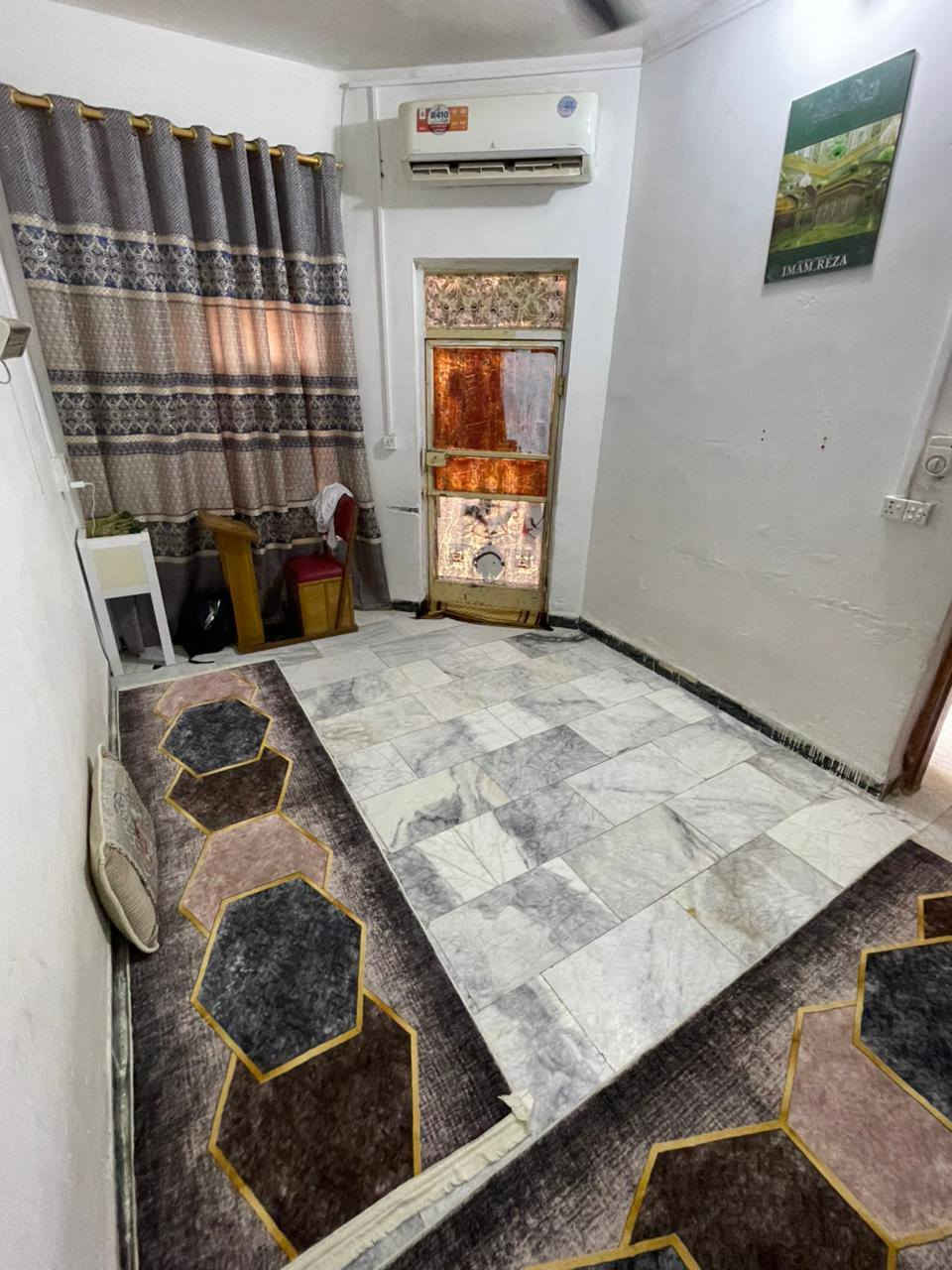 السلام عليكم بيت طابقين بناء كونكريت مع مشتمل مساحة البيت 80 المشتمل 50 العنوان حي العصري ⚠
الطابق الاول صالة غرفة مطبخ استقبال صحيات خارجية 
الغرفة قياس 3×4.5 الاستقبال كذالك الصالة 3×5  
الطابق الثاني يحتوي علئ ثلاث غرف نوم 3×4.5 
و 3×6 و 3×3  مع صحيات 
المشتمل يحتوي علئ غرفة 4×7 طارمة 3×4 مع  صحيات 
واتساب فقط *********** السعر 200
