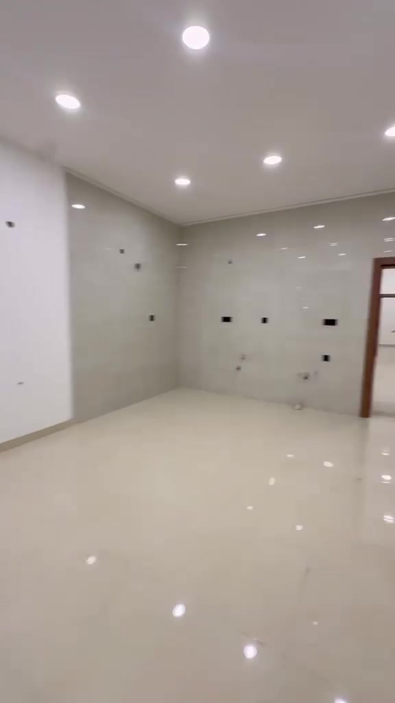 رمز البحث 411 
🏡 للإيجار – شقق في الأميرات | المربع الذهبي | محلة 601
✨ شقق مميزة بموقع هادئ وخدمي.
🔹 الطابق الأول: 11$
🔹 الطابق الثاني: 10$
📐 المساحة: 100 م²
تتكون الشقة من://// تجاري سكني 
• غرفتين نوم (إحداهما ماستر)
• صالة مع المطبخ
• حمامين (خدمات عدد 2)
🚧 المصعد قيد الإنشاء
📞 للاستفسار والحجز، يرجى التواصل معنا.
شركة المنصور العقارية
*********** وتساب 
*********** هـ
