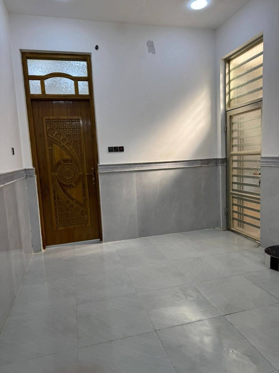 الدار للبيع مساحة 100 متر، العنوان حجي حسن الجمعيات نهاية الأربع سايدات قرب المولدة، بناء حديث 2026، طابق واحد
واجهة 5، نزال 20
سند 25، فووول خدمات
السعر سعر 68وبي مجال قليل 
‏‪0775 740 5698‬‏ الاستفسار  👉
