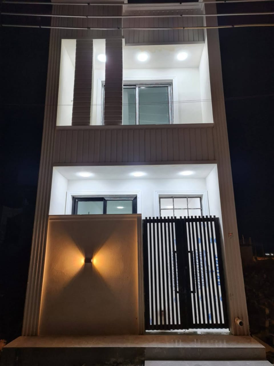 للبيع دار مميز – فرصة جيدة
📍 الموقع: الدورة – بداية هور رجب مقابل أرض النائب وحدة الجميلي
🔹 المساحة: 50 متر
🔹 البناء: طابقين (زيرو)
🔹 المواصفات:
▪️ غرف واسعة
▪️ صالة استقبال 4.5 متر
▪️ مطبخ 6 متر
▪️ غرفتين + صالة + خدمات + مطبخ
▪️ أبواب تركية
▪️ شبابيك ألمنيوم + جام أسود
▪️ كافة الخدمات متوفرة (تبليط، ماء، كهرباء، إنترنت لباب البيت)
💰 السعر: 64 مليون (قابل للتفاوض البسيط)
📞 للاستفسار واتساب: ***********
